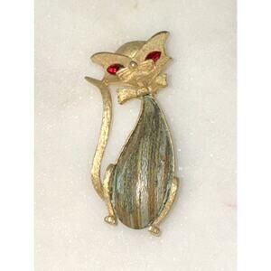 Vintage Mid Century Textured JJ Jonette Cat Brooch with Ruby Red Eyes